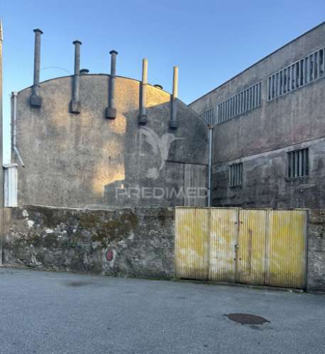 Vende-se prédio/armazem devoluto