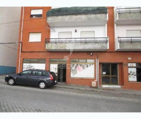 Loja de comercio no centro de nelas