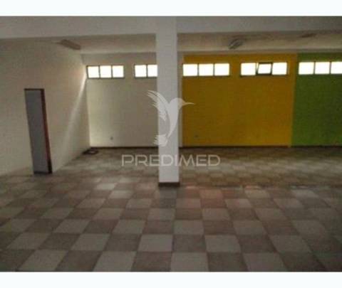 Loja de comercio no centro de nelas