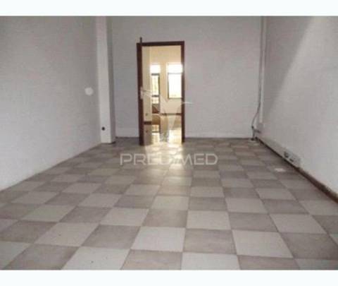 Loja de comercio no centro de nelas