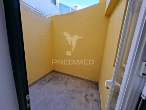 Apartamento t2 com pátio exterior.