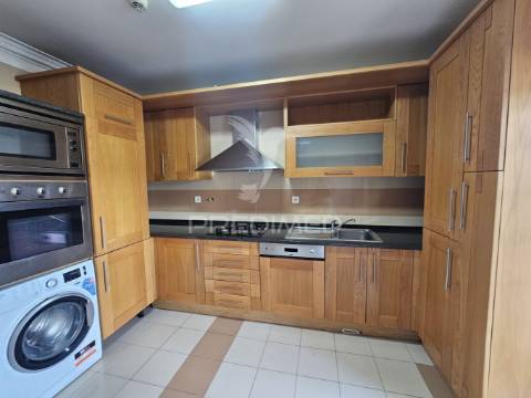 Apartamento t3 com garagem e piscina em beja