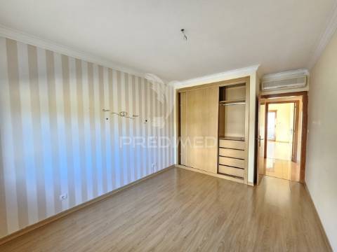 Apartamento t3 com garagem e piscina em beja