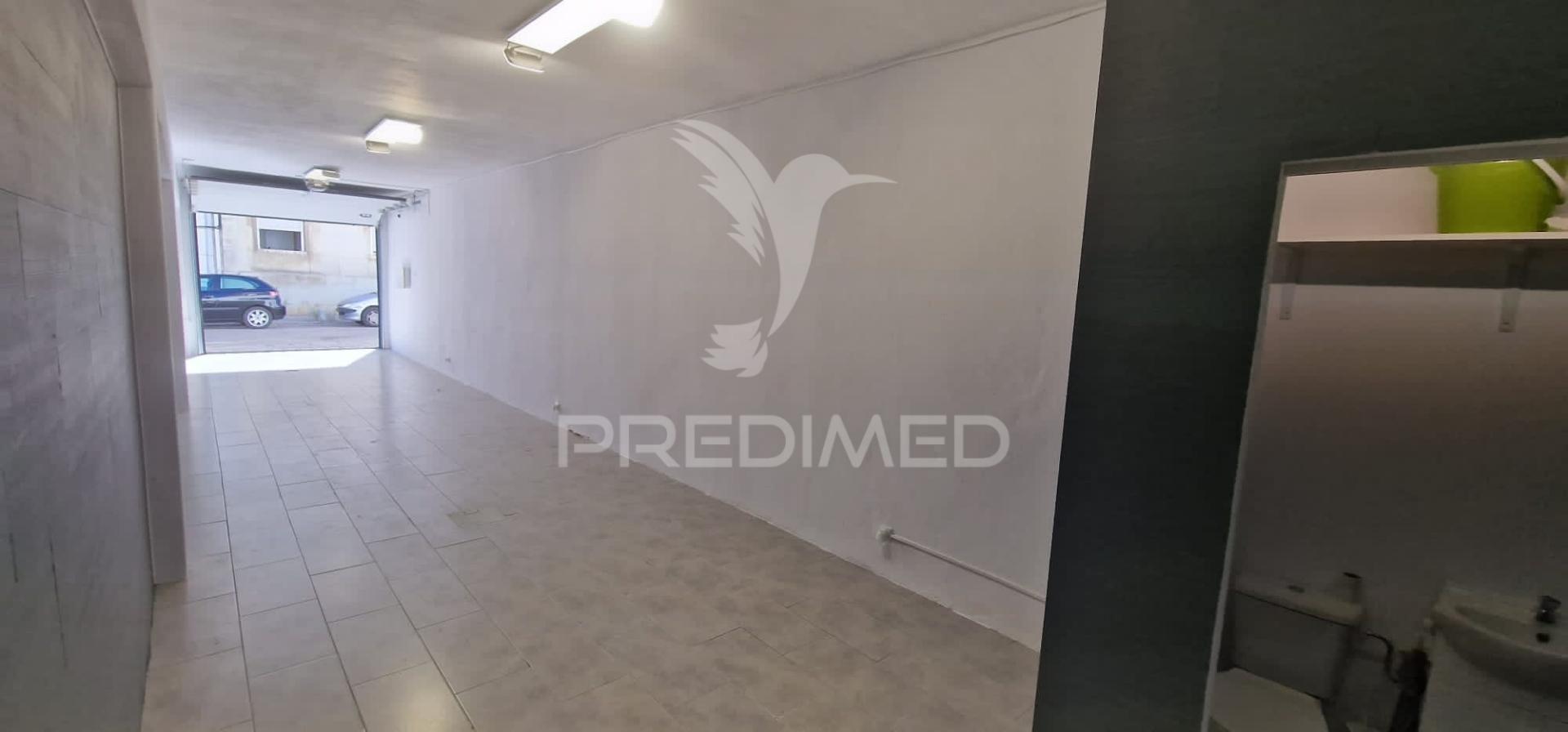 Armazém/garagem com 60m2 no centro da cova da piedade