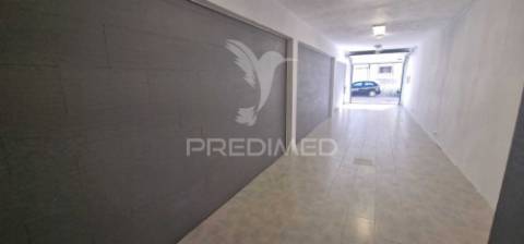 Armazém/garagem com 60m2 no centro da cova da piedade