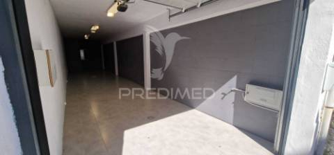 Armazém/garagem com 60m2 no centro da cova da piedade