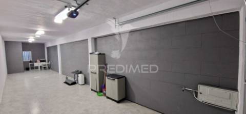Armazém/garagem com 60m2 no centro da cova da piedade