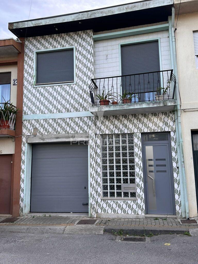 Vende-se moradia para recuperar