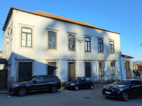 Moradia secular no coração de gondomar