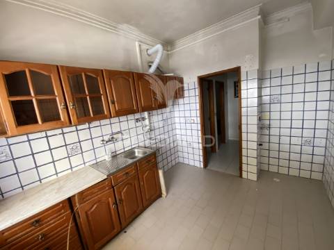 T2 para renovação total nas paivas, amora.