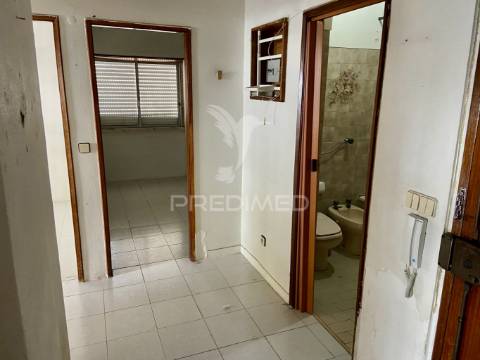 T2 para renovação total nas paivas, amora.