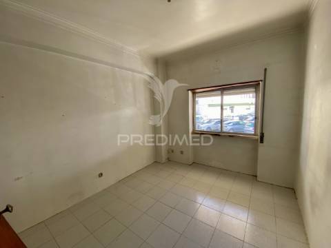 T2 para renovação total nas paivas, amora.