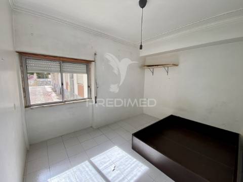 T2 para renovação total nas paivas, amora.