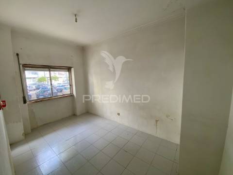 T2 para renovação total nas paivas, amora.