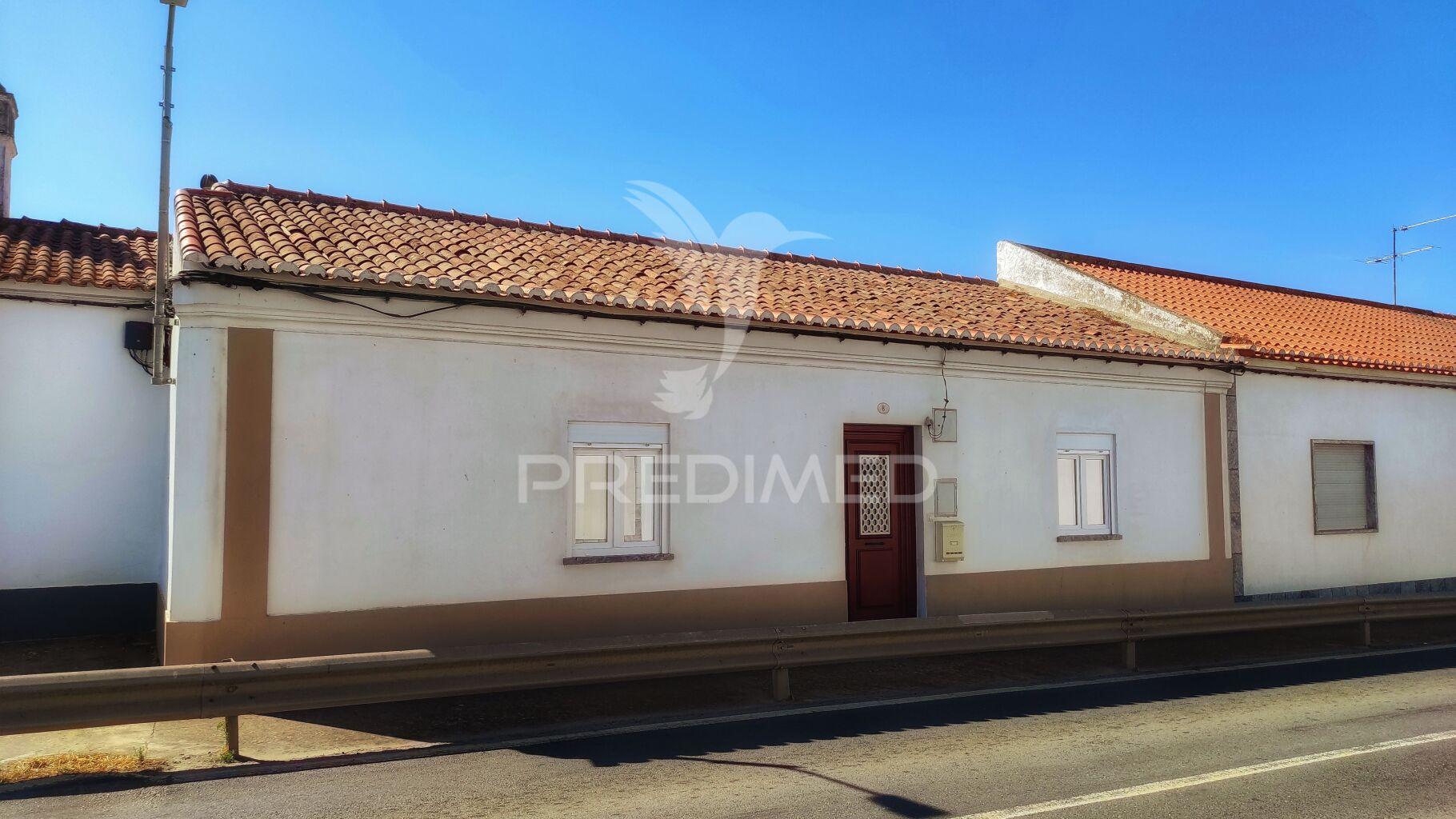 Moradia t3 com quintal amplo e garagem em beringel