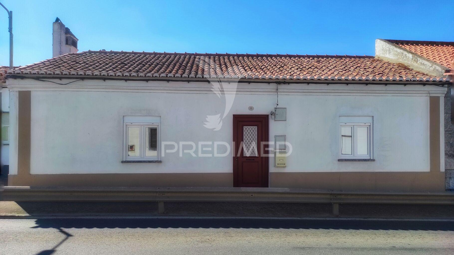 Moradia t3 com quintal amplo e garagem em beringel