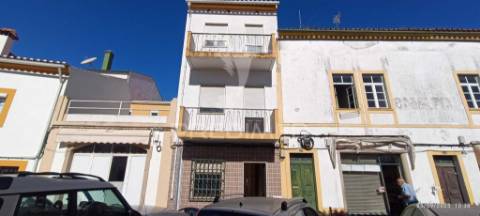 Moradia de 3 pisos no centro de nisa, junto à cervejaria central.