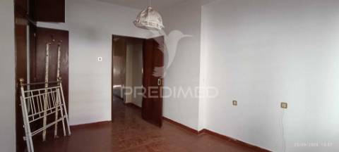 Moradia de 3 pisos no centro de nisa, junto à cervejaria central.