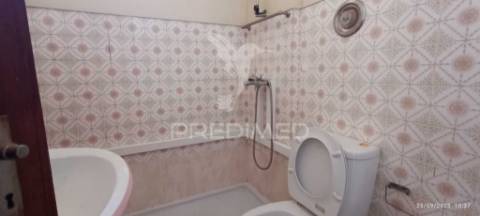 Moradia de 3 pisos no centro de nisa, junto à cervejaria central.