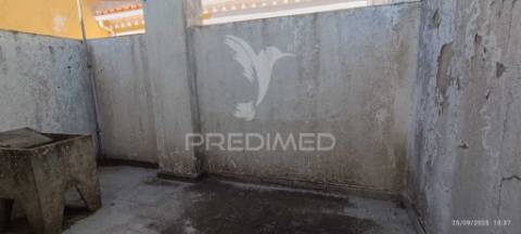 Moradia de 3 pisos no centro de nisa, junto à cervejaria central.