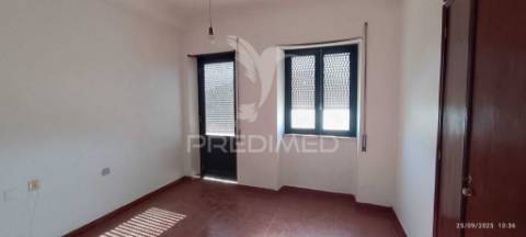 Moradia de 3 pisos no centro de nisa, junto à cervejaria central.