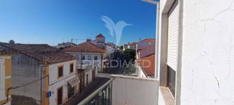 Moradia de 3 pisos no centro de nisa, junto à cervejaria central.