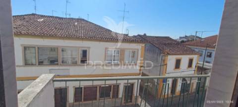 Moradia de 3 pisos no centro de nisa, junto à cervejaria central.