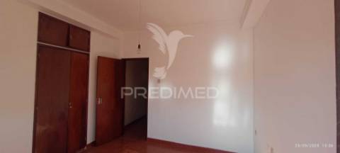 Moradia de 3 pisos no centro de nisa, junto à cervejaria central.