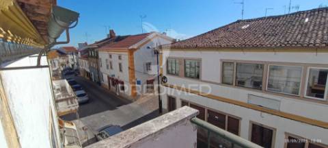 Moradia de 3 pisos no centro de nisa, junto à cervejaria central.