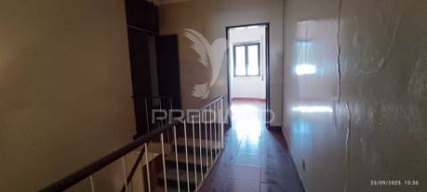 Moradia de 3 pisos no centro de nisa, junto à cervejaria central.