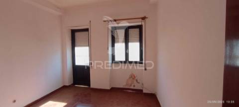 Moradia de 3 pisos no centro de nisa, junto à cervejaria central.