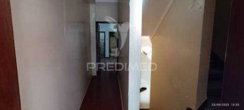 Moradia de 3 pisos no centro de nisa, junto à cervejaria central.