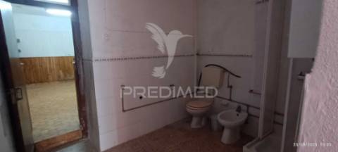 Moradia de 3 pisos no centro de nisa, junto à cervejaria central.