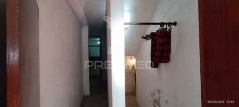 Moradia de 3 pisos no centro de nisa, junto à cervejaria central.