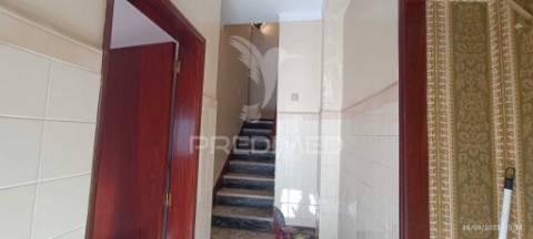 Moradia de 3 pisos no centro de nisa, junto à cervejaria central.