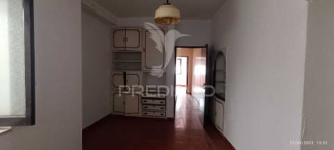 Moradia de 3 pisos no centro de nisa, junto à cervejaria central.