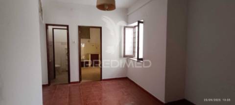 Moradia de 3 pisos no centro de nisa, junto à cervejaria central.