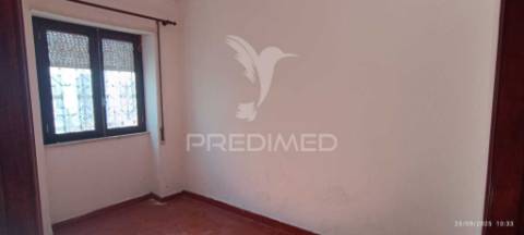 Moradia de 3 pisos no centro de nisa, junto à cervejaria central.