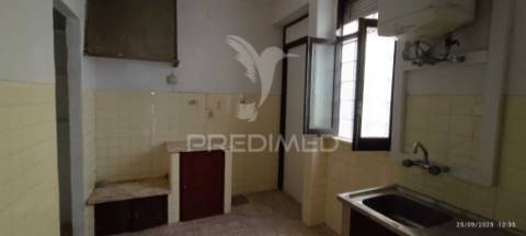 Moradia de 3 pisos no centro de nisa, junto à cervejaria central.