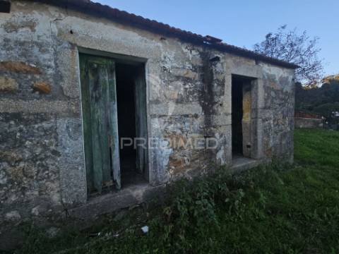 Terreno urbano com pequena moradia em pedra