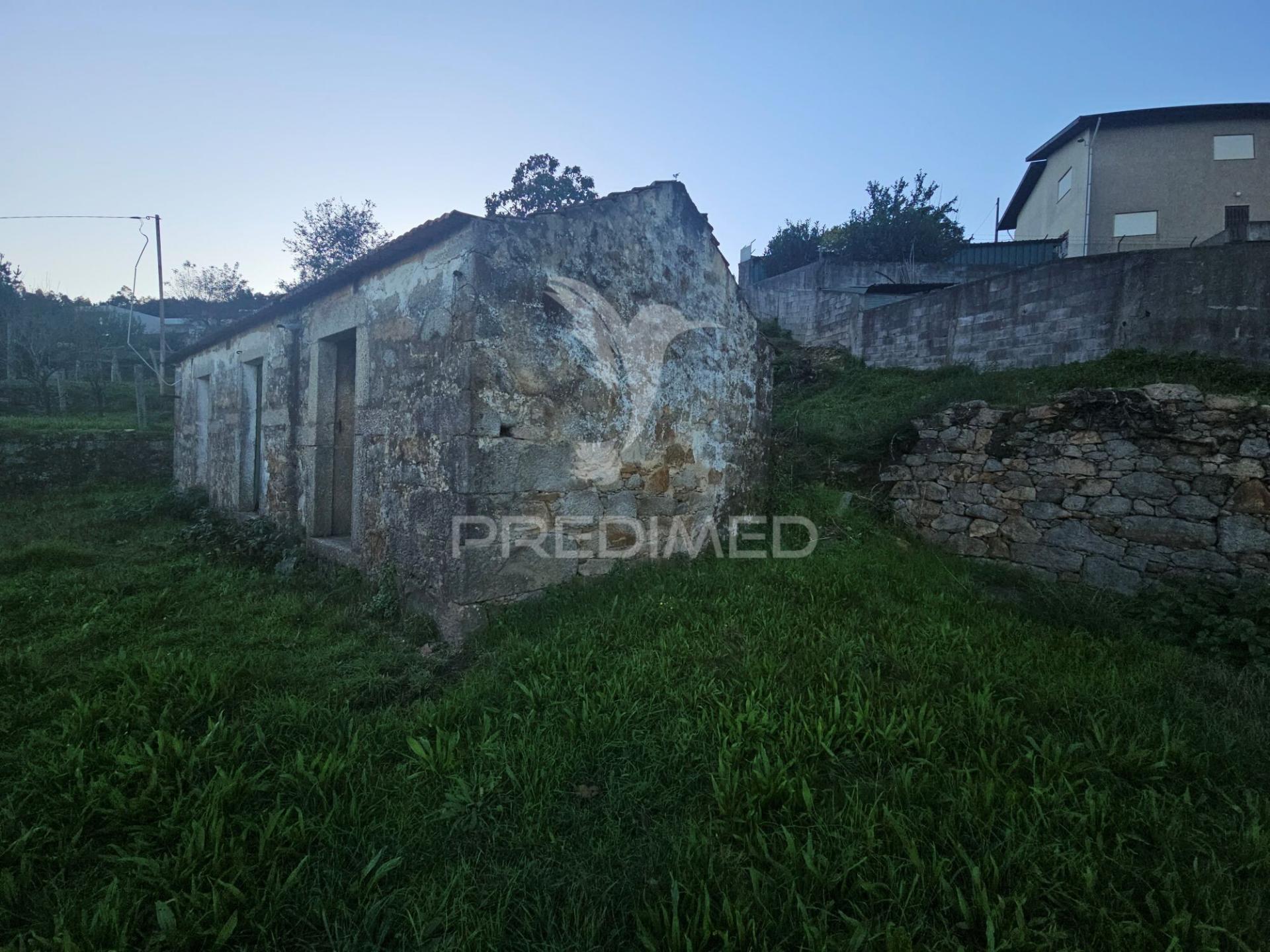 Terreno urbano com pequena moradia em pedra