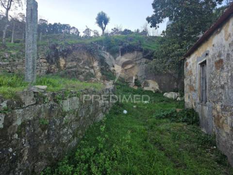 Terreno urbano com pequena moradia em pedra
