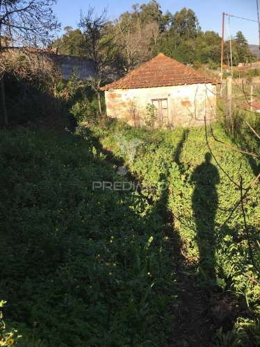 Terreno urbano com pequena moradia em pedra