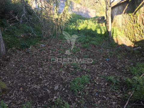 Terreno urbano com pequena moradia em pedra