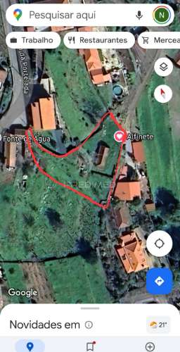 Terreno urbano com pequena moradia em pedra