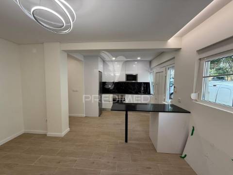 Apartamento totalmente remodelado com entrada independente