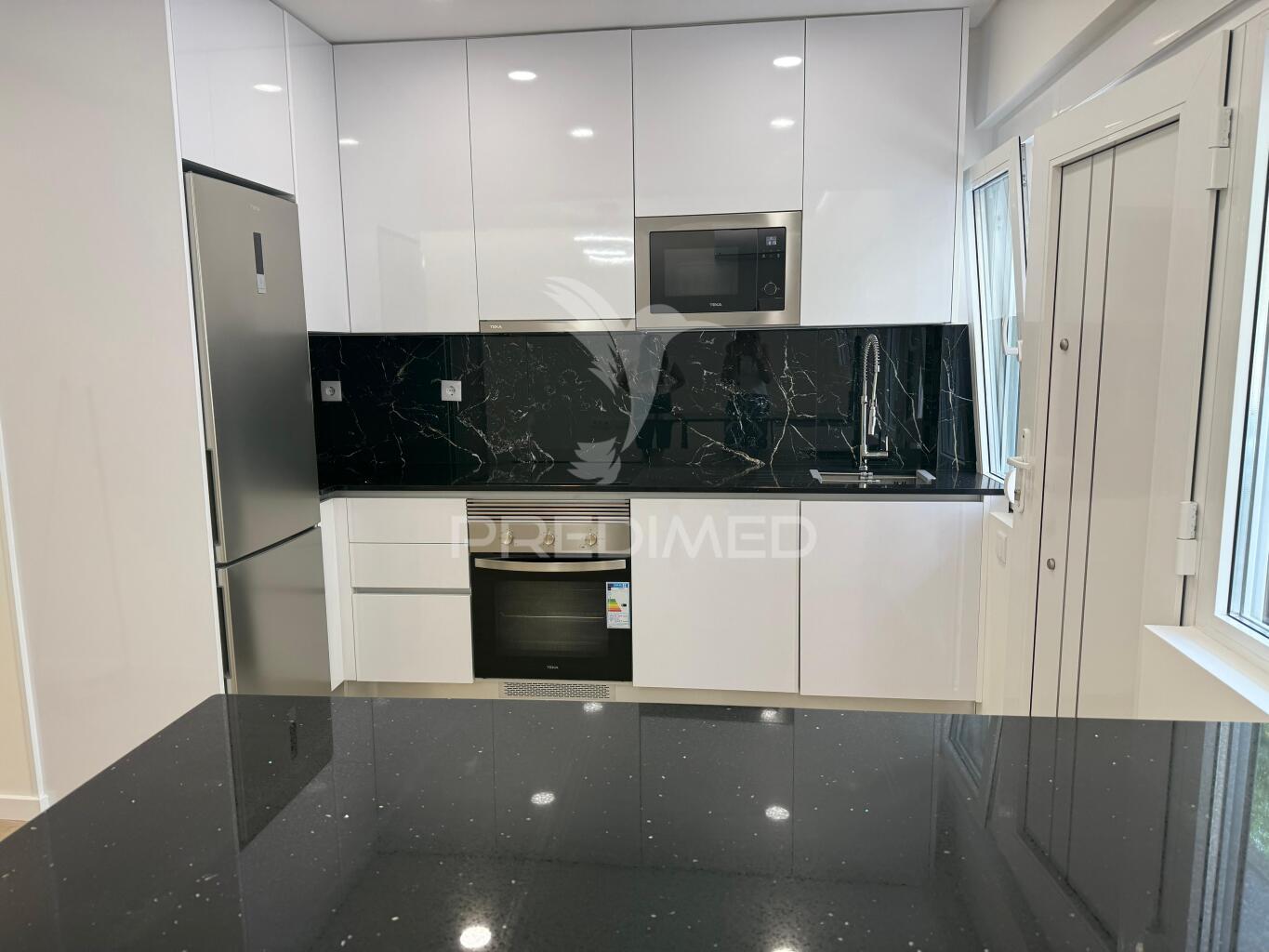 Apartamento totalmente remodelado com entrada independente