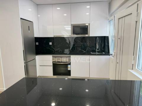 Apartamento totalmente remodelado com entrada independente