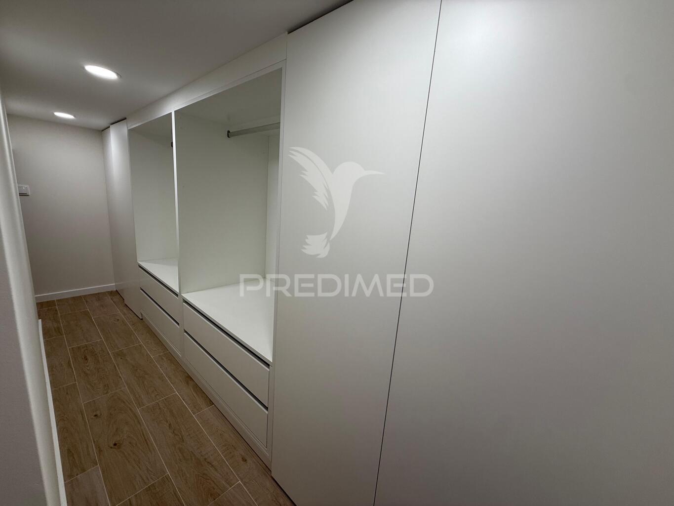 Apartamento totalmente remodelado com entrada independente