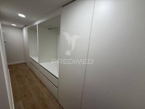 Apartamento totalmente remodelado com entrada independente
